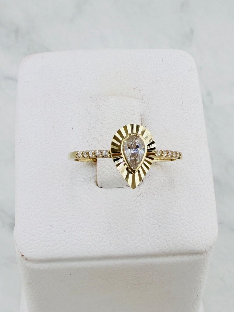 10k Gold Teardrop Ring - Anillo De Lagrima